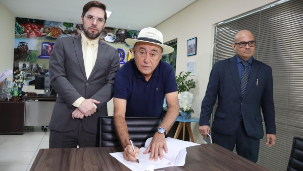 Lamentando, Bocalom anuncia veto ao projeto que proíbe crianças na Parada LGBTQIA+